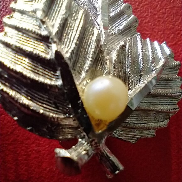 Vintage Clip On Earrings Silvertone Leaves Faux Pearl Mid Century - Picture 6 of 9